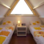 Sandepark 69. Slaapkamer 2 op de eerste etage. 2 éénpersoons bedden met een nachtkastje.