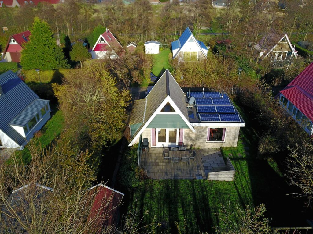 Sandepark 69. Luchtfoto van het huis, met zonnepanelen op het dak.
