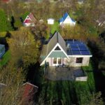 Sandepark 69. Luchtfoto van het huis, met zonnepanelen op het dak.