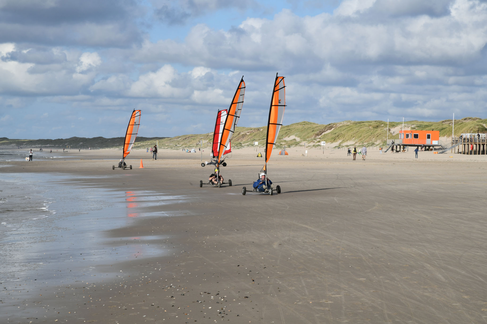 DSC_2333_Omgeving_2K_Q8 Strand met zeilwagens. Op de achtergrond een EHBO-post