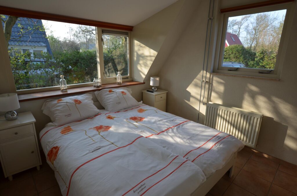Sandepark 69. Ouderslaapkamer op de begane grond met tweepersoons bed.