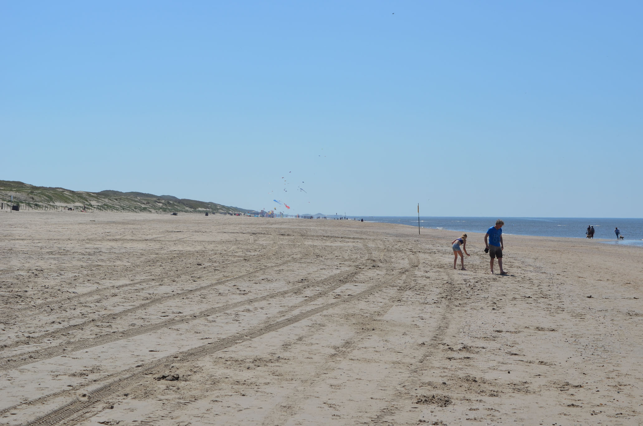 DSC_4203_Omgeving_2K_Q8 Rustig strand met op de achtergrond enkele vliegers
