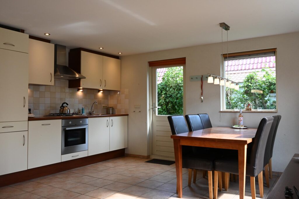 Sandepark 69. Keuken met inbouwapparatuur en 6 persoons eettafel met stoelen.