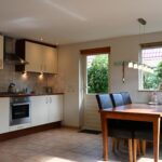 Sandepark 69. Keuken met inbouwapparatuur en 6 persoons eettafel met stoelen.