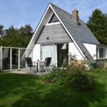 Sandepark 70. Vooraanzicht huisje net schuifdeuren naar het beschutte terras.