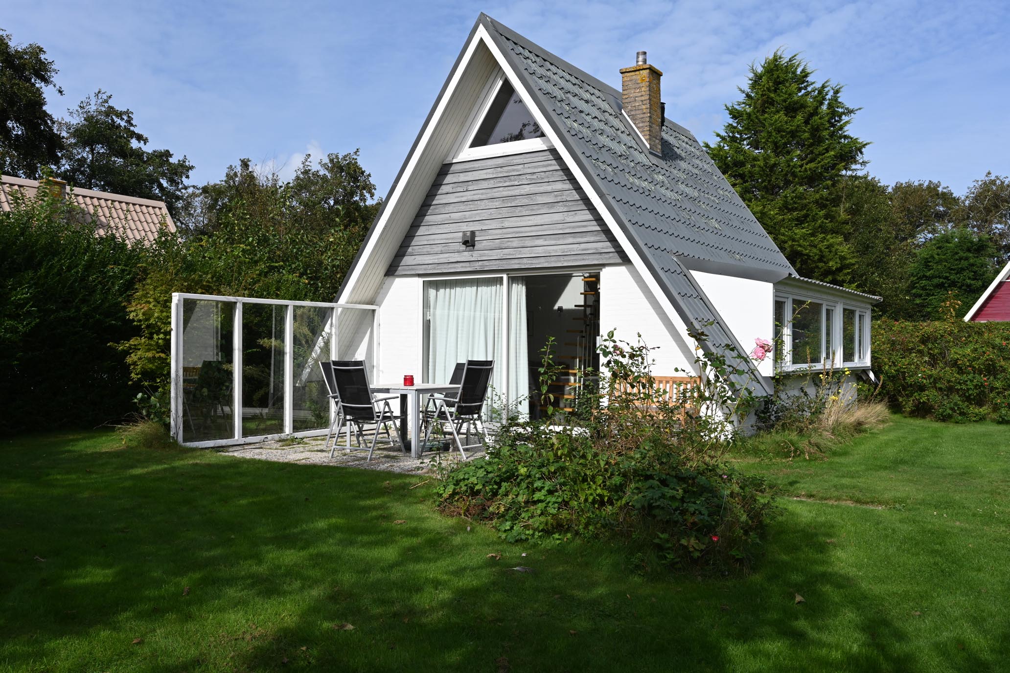 Sandepark 70. Vooraanzicht huisje net schuifdeuren naar het beschutte terras.