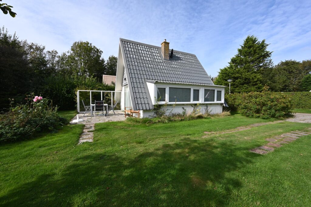 Sandepark 70. Overzichtsfoto tuin. Huisje met schuifdeur naar het terras.