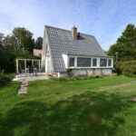 Sandepark 70. Overzichtsfoto tuin. Huisje met schuifdeur naar het terras.