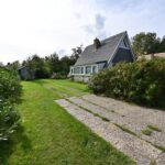 Sandepark 70. Ruime parkeerplaats en tuin. A-vormig huisje