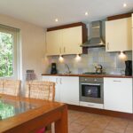 Sandepark 88. Keuken met inbouw apparatuur en 6 persoons eettafel.