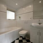 Sandepark 88. Badkamer met douche, ligbad, toilet en badmeubel.