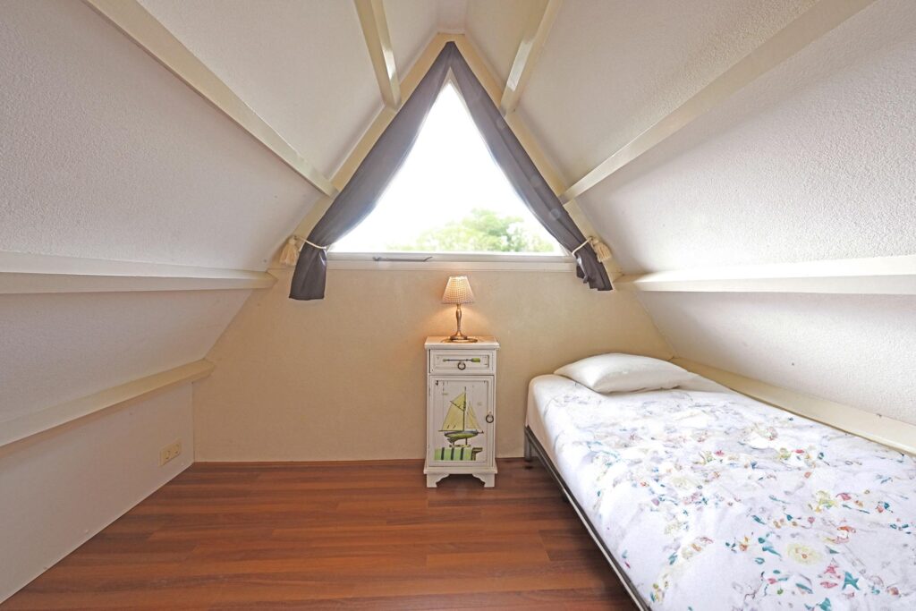 Sandepark 88. Slaapkamer 2 boven. 1 éénpersoonsbed, en ruimte voor een extra bed, of een kinderbed.