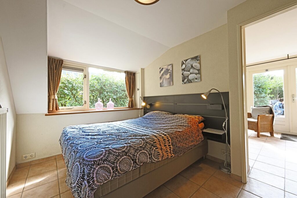 Sandepark 88. Ouderslaapkamer met tweepersoonsbed op de begane grond.