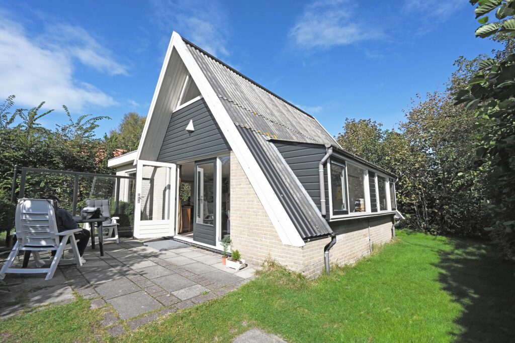 Sandepark 88. Stenen huis met openslaande deuren naar het terras.