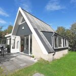 Sandepark 88. Stenen huis met openslaande deuren naar het terras.