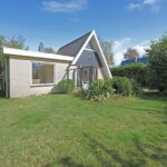 Sandepark 88. Ruime afgeschermde groene tuin met ruim uitgebouwd vakantiehuis.