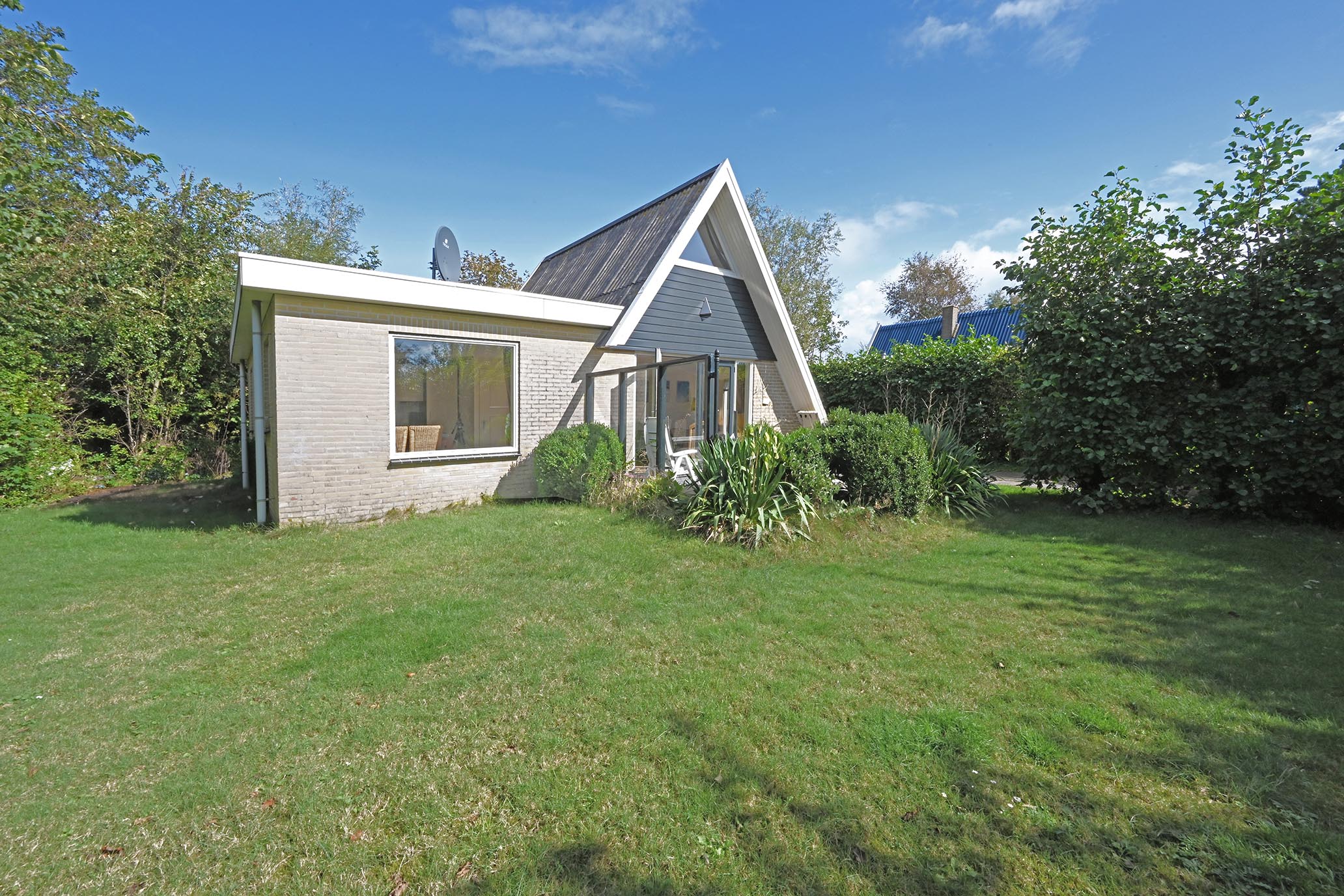 Sandepark 88. Ruime afgeschermde groene tuin met ruim uitgebouwd vakantiehuis.