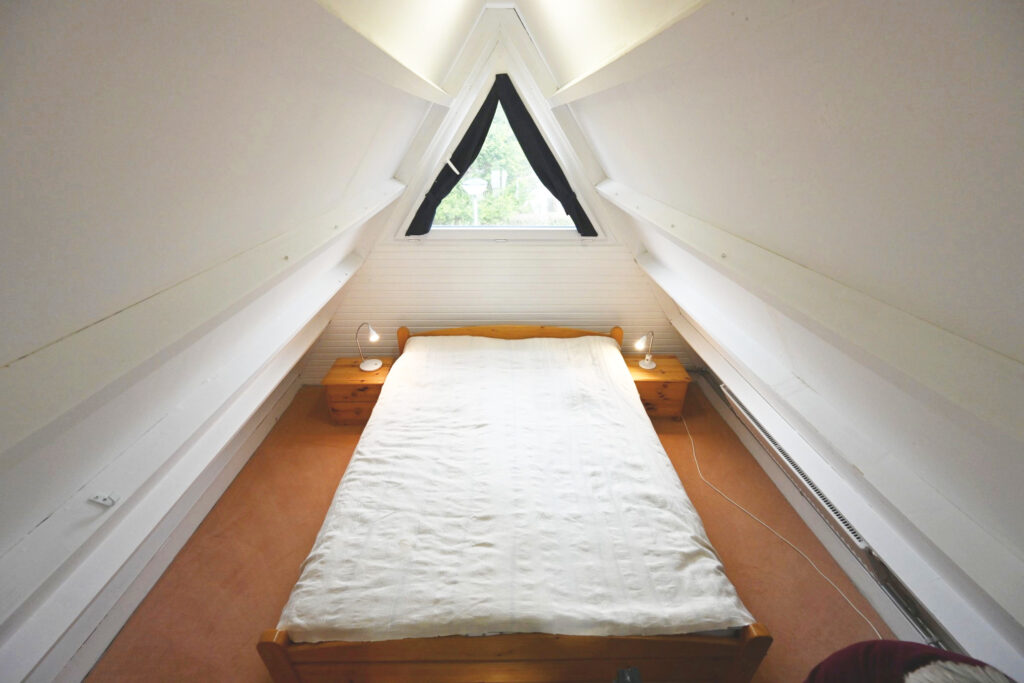 Sandepark 70. Op de vide is nog een slaaplek met een 2 persoons bed.