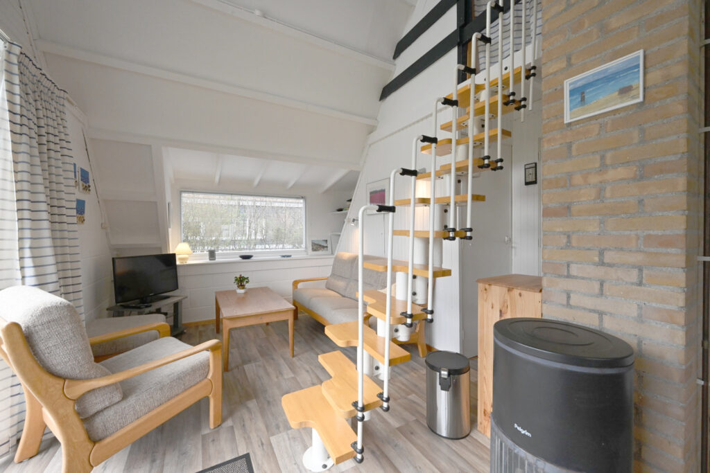 Sandepark 70. Woonkamer met trap en zithoek.