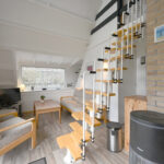 Sandepark 70. Woonkamer met trap en zithoek.