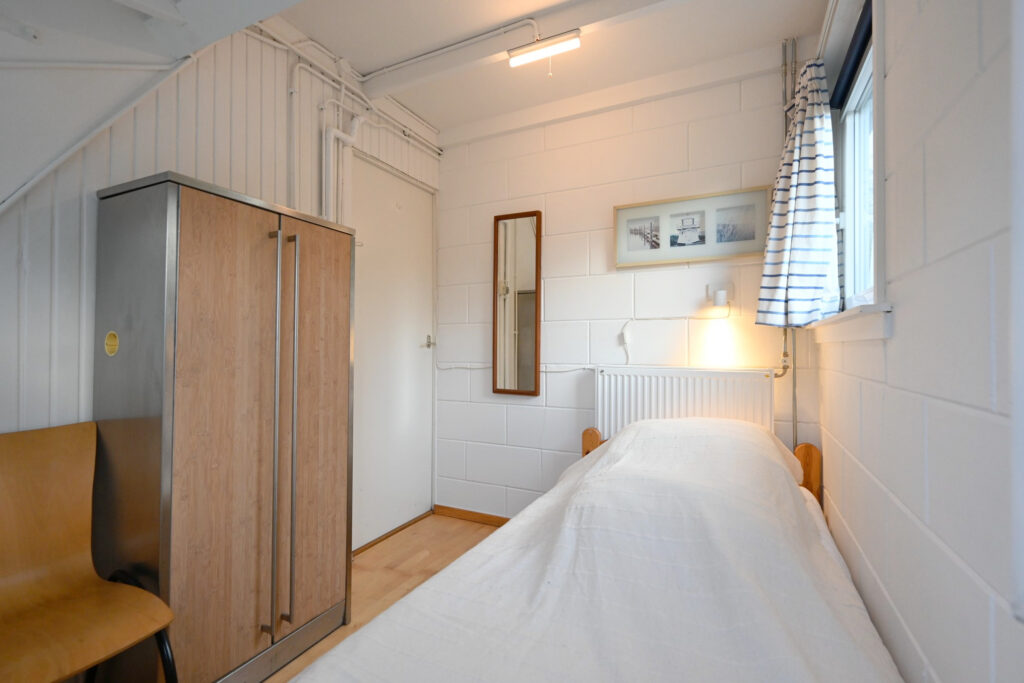 Sandepark 70. Compacte slaapkamer met 1 éénpersoons bed.