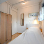Sandepark 70. Compacte slaapkamer met 1 éénpersoons bed.